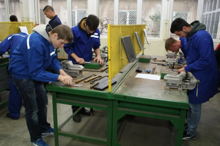 Învățământul profesional revine la Cluj: Se va organiza în liceele tehnologice, în colaborare cu firme. Vezi condițiile și termenele pentru companii