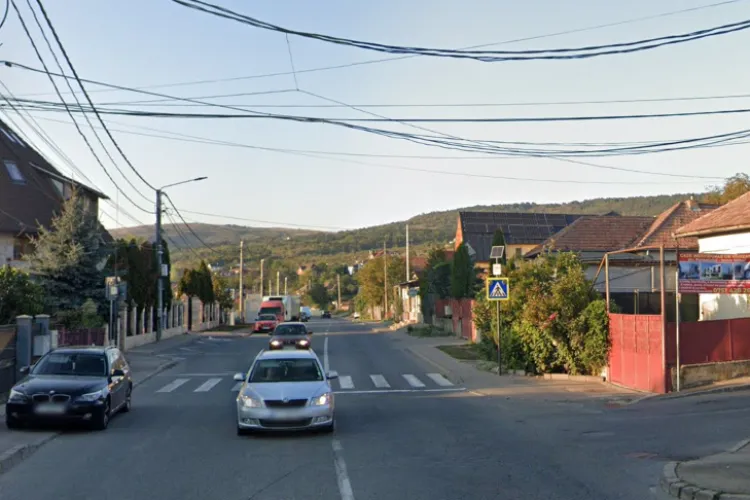 Trecere de pietoni transformată în pericol! Mașinile vin „ca rachetele” dinspre Chinteni și localnicii cer intervenție urgentă!