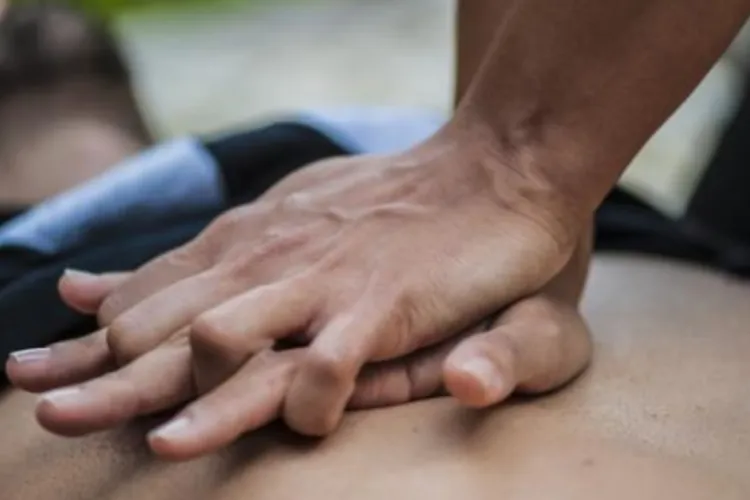 Erou necunoscut a salvat viața unui om la Cluj. I-a făcut disperat masaj cardiac în mașină: „Nu am apucat să vorbim. Dar aș vrea să îi mulțumesc”