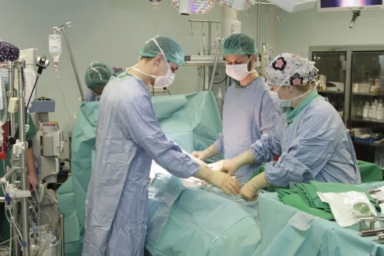 Bolnavii de inimă primesc o nouă șansă la Cluj. Primul defibrilator extravascular a fost montat de medicii clujeni: Nu necesită fire introduse în inimă!