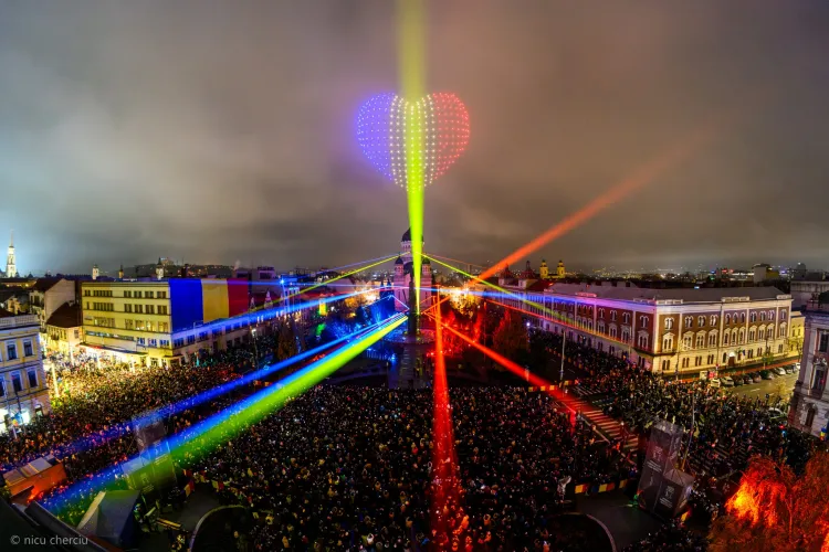Imagine superbă a Clujului și a clujenilor adunați în centrul orașului de Ziua Națională. Momentul a fost surprins de un cunoscuț fotograf
