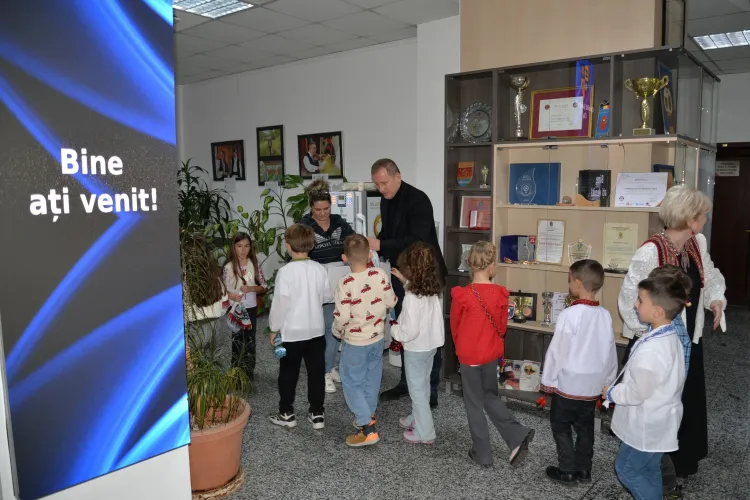 Atmosferă de sărbătoare la Consiliul Județean Cluj! Elevii au oferit momente muzicale pline de bucurie, emoție și căldură FOTO