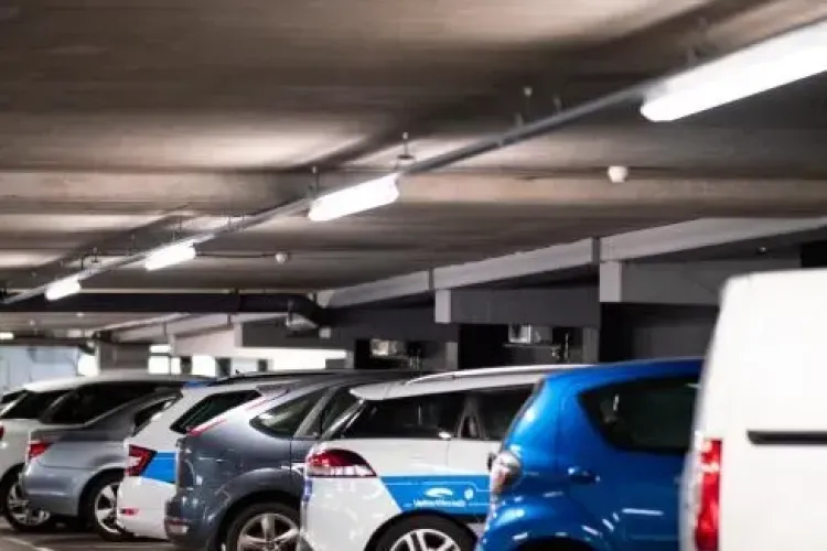 Problema ignorată de ani revine! Apă cu impurități curge pe locurile de parcare ale clujenilor: „Nu pot parca” 