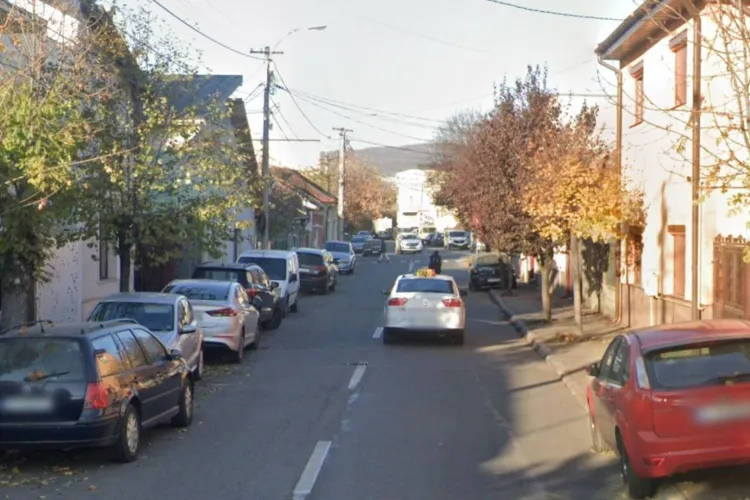 O stradă din Cluj a devenit parcare de lux pentru locuitorii din zonă: Clujenii spun că situația e critică. „Am făcut sesizări, dar eu zic, eu aud!”