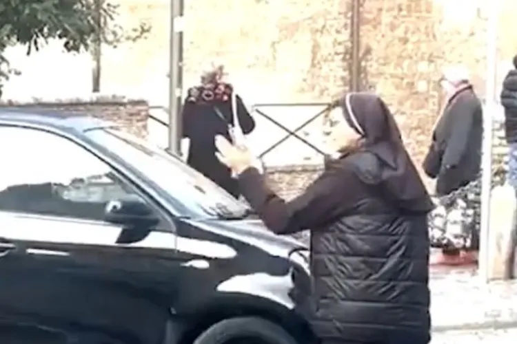 Momente desprinse din filme: Fotbalista româncă devenită călugăriță care a dirijat traficul în centrul Romei. Povestea ei de viață este incredibilă 