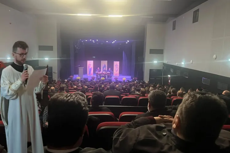 Scandal monstru la o conferință susținută de profesorul clujean Adrian Papahagi. Un preot „georgist” s-a dat cu capul de pereți: „Criză de isterie”