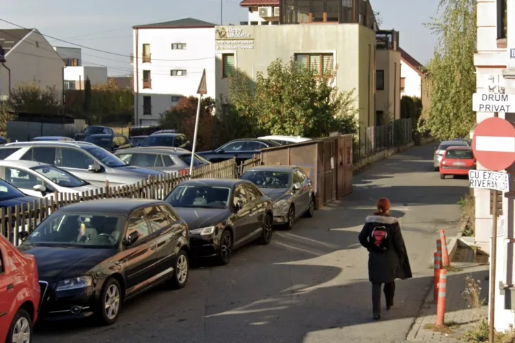 Trotuarul de pe o stradă din Cluj, transformat în parcare! Locuitorii cer stâlpi pentru siguranța pietonilor și copiilor