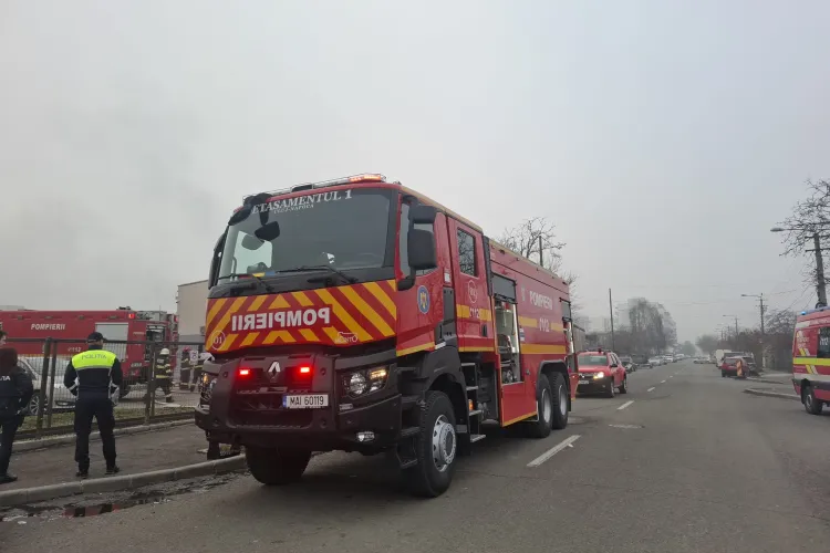 Incendiu puternic la o firmă în Cluj-Napoca! Pompierii au intervenit de urgență. Imobilul este inundat de fum 