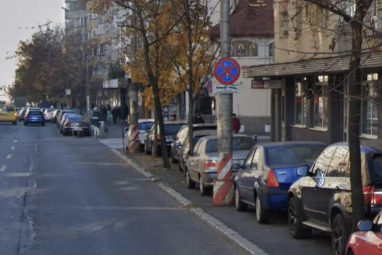 Trotuarele din Cluj blocate de mașini! Pietonii sunt nevoiți uneori să meargă pe șosea, iar șoferii iresponsabili pun vieți în pericol