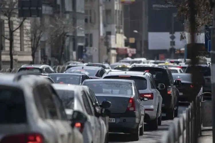 Trafic dat peste cap în Cluj! Șoferii rămân blocați minute în șir într-o intersecție și cer intervenții urgente înainte să se agraveze haosul