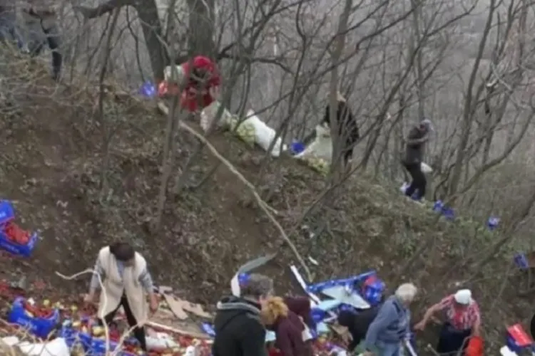 „Bătaie” pe portocale de Ziua Națională a României: Un TIR plin cu lăzi cu portocale s-a răsturnat. Localnicii aproape s-au călcat în picioare - FOTO