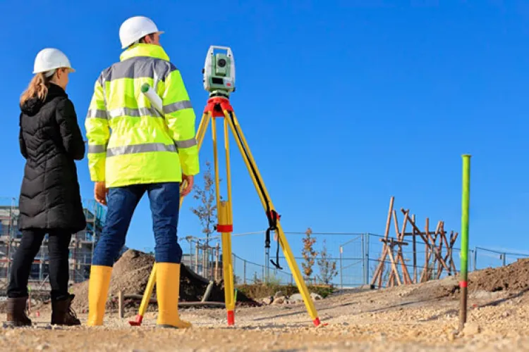 Atenție, se fac măsurători topografice în Florești: Sunteți obligați să permiteți accesul echipelor pe terenurile voastre!