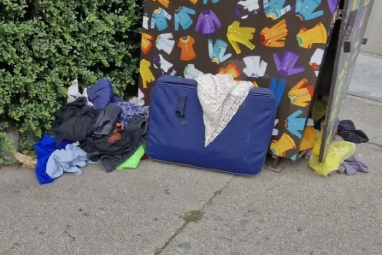 Act de vandalism lângă o bibliotecă din Cluj-Napoca, la un container pentru donat haine. Clujenii trag un semnal de alarmă: „A fost vandalizat”