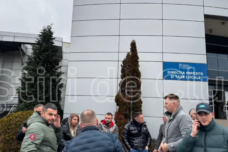 VIDEO. Protest la sediul DRPCIV Cluj! Dealerii auto au cerut să vorbească de urgență cu șefa Carmen Dan: „Data viitoare vom fi 100 aici!”.Ce nemulțumiri au