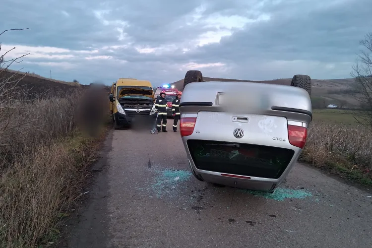 Accident în Frata, Cluj, în această dimineață. O femeie a fost rănită, după ce o mașină s-a răsturnat. În impact a fost implicat un microbuz școlar FOTO