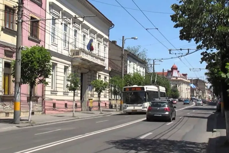 Intersecția din centrul Clujului care exasperează clujenii zilnic: Șoferii nu au răbdare, iar călătorii rămân „prinși” în autobuze minute în șir