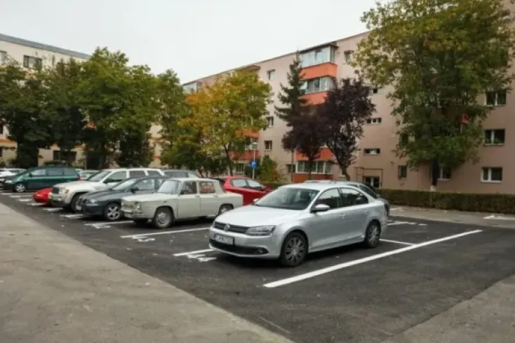 Un clujean a blocat toată parcarea din cauza unui șofer care i-a ocupat locul plătit: „Eu cad de prost față de vecini”