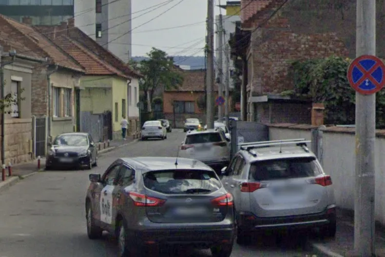 Trafic paralizat pe o stradă din Cluj: Parcări „cu tupeu”, blocaje și nervi întinși la maximum, în ciuda semnelor clare de interdicție