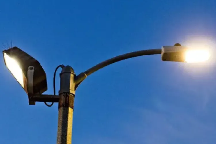 Iluminatul public „uitat” aprins în plină zi pe două străzi din Cluj-Napoca: „Nu trebuie să fie funcțional” 