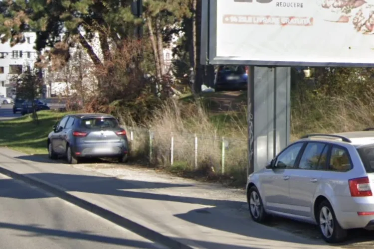 Iarbă distrusă și nervi întinși pe o stradă din Cluj! Șoferii parchează pe spațiul verde ca la ei acasă, clujenii s-au săturat