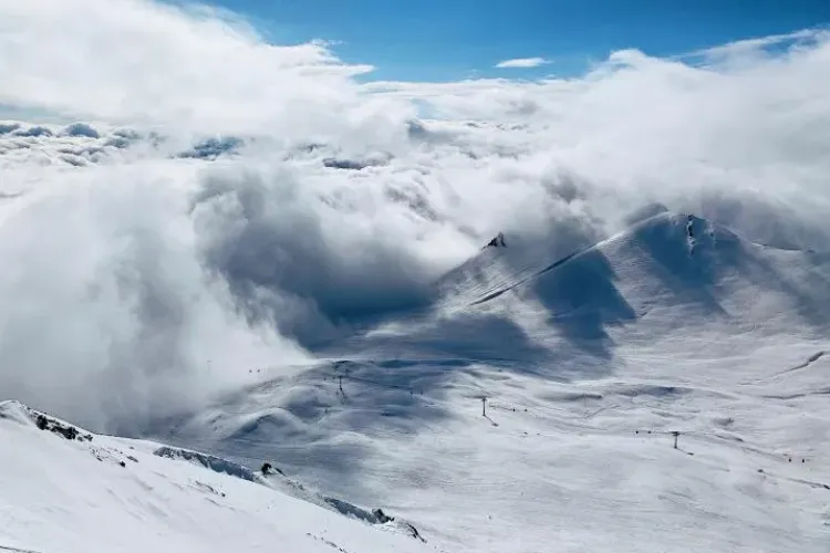 Iarna își intră în drepturi! Peste doi metri de zăpadă s-a depus în Bucegi și există risc mare de avalanșă