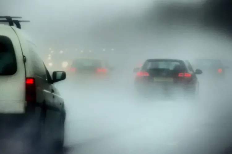 Meteorologii au anunțat Cod galben de ceață în Cluj! Șoferii și pietonii sunt avertizați să circule cu prudență