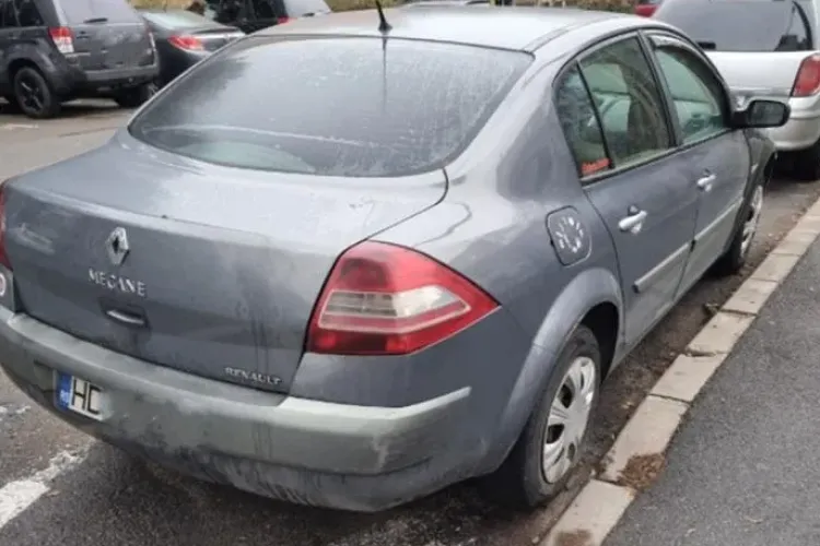 O mașină abandonată de mai bine de doi ani blochează un loc de parcare din Cluj-Napoca: „Oricum spațiile sunt limitate”