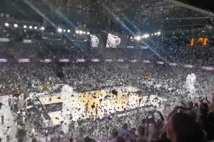 VIDEO. Fanii U BT Cluj au transformat Sala Polivalentă într-un spectacol incredibil! Alb și negru, pancarte și confetti au făcut atmosfera incendiară!