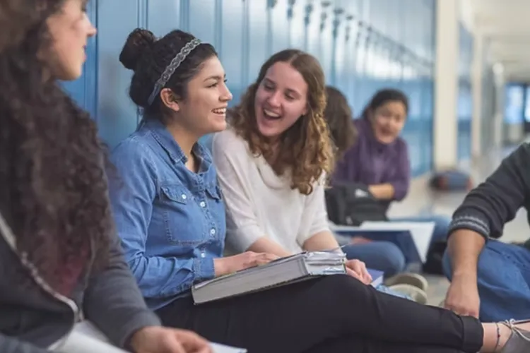 Ai visat mereu să înveți într-un liceu din America? Acum ai posibilitatea: Ministerul Educației reia programul FLEX. Vezi aici condițiile de înscriere