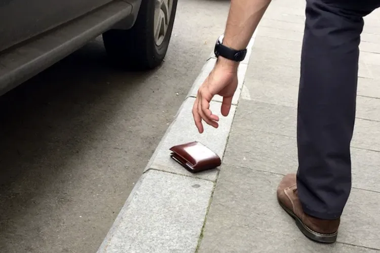 O mică neatenție, un mare gest de bunătate: Portofel pierdut în Cluj, recuperat în doar 3 minute datorită clujeniilor cu inimă