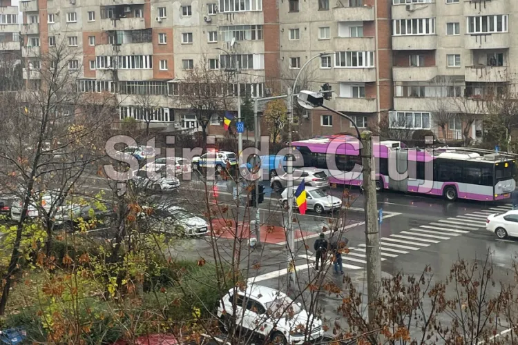 Accident între troleibuz și o mașină pe Calea Mănăștur din Cluj, în urmă cu puțin timp. Un călător din troleibuz, evaluat chiar acum de paramedici FOTO