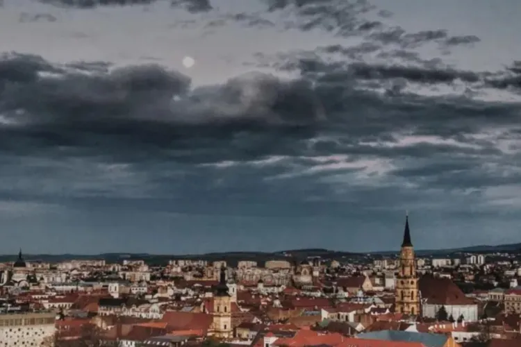 Început de săptămână „mohorât” în Cluj: Ploi slabe, cer înnorat și grade puține în termometre. La ce să se aștepte clujenii de la această săptămână