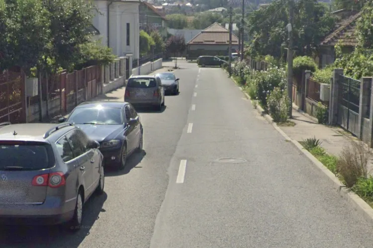 Coșmar zilnic într-un cartier din Cluj! O bandă de mers de pe o stradă este blocată de mașini, creează ambuteiaje infernale