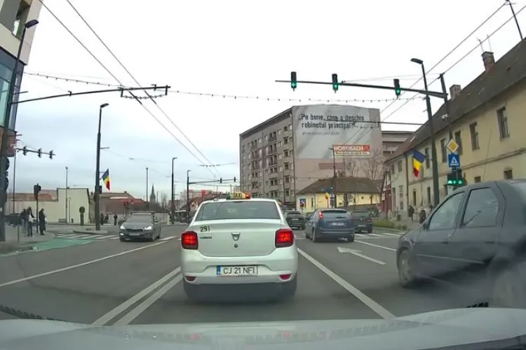 VIDEO Mașină fără oglindă retrovizoare la șofer, filmată în trafic când taie calea unui alt autoturism în Cluj-Napoca