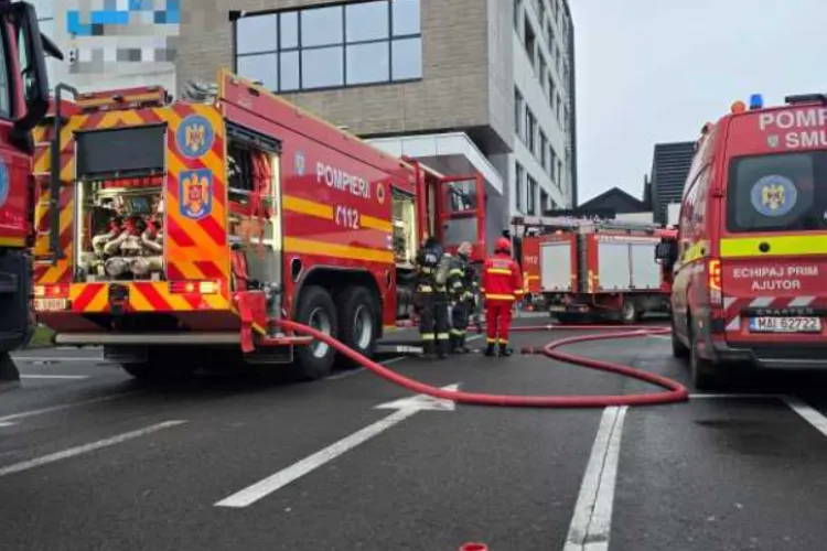 Incendiu la un centru de afaceri! Treizeci de persoane au fost evacuate, pompierii au intervenit de urgență FOTO 