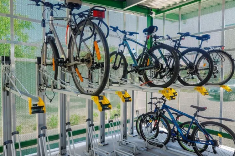 Clujenii din Mănăștur s-au săturat să-și lase bicicletele pe unde apucă și cer un parking dedicat: „O nevoie reală, nu un moft”