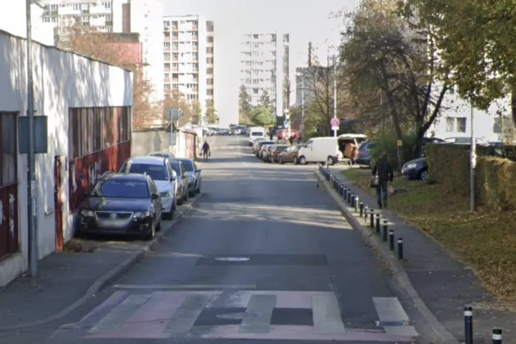 Pericol pentru clujenii care merg pe jos! Trotuarul de pe o stradă din Cluj rămâne blocat la două luni după montarea stâlpișorilor
