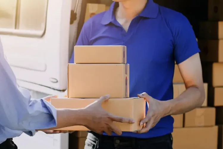 Crăciun fără colete întârziate! ANCOM dă sfaturi esențiale pentru ambalare, termene și livrarea coletelor în siguranță