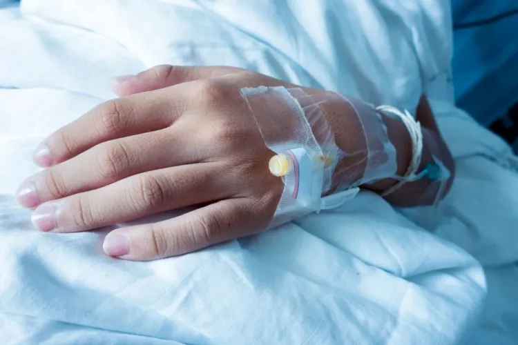 Modul oribil în care a fost tratată o bolnavă de cancer într-un spital din Cluj. Deși era pe moarte, a fost lăsată singură în salon, fără familie