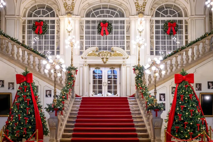 Opera din Cluj, transformată într-un basm de Crăciun! Artiștii invită publicul la o lună întreagă de magie: „Ne vedem la Operă!”