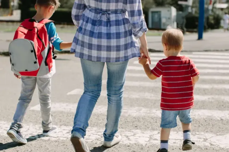 Prima zi de școală, zi liberă pentru părinți! Proiectul merge spre vot final în Camera Deputaților