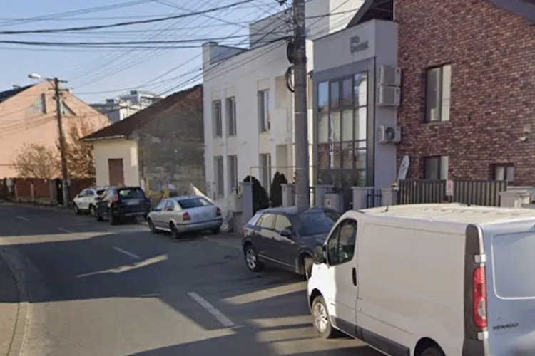 O bandă blocată zilnic de mașini parcate ilegal! Locuitorii cer intervenție urgentă: „Nu mai putem circula!”