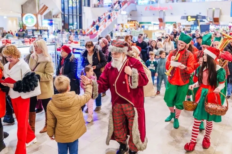 Weekend magic la Iulius Mall Cluj: Copilașii se întâlnesc cu Moș Crăciun și elfii veseli, iar părinții au parte de promoții de sezon de neratat