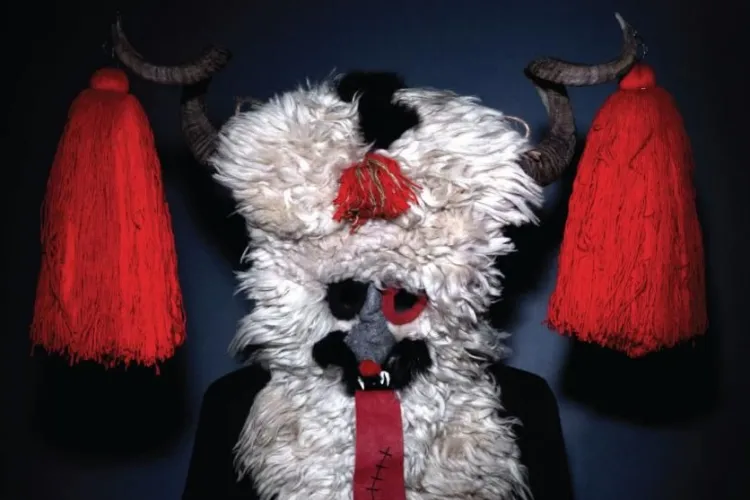 Măștile românești fac senzație în Cehia! Muzeele din Cluj duc tradițiile străvechi într-o expoziție internațională surprinzătoare