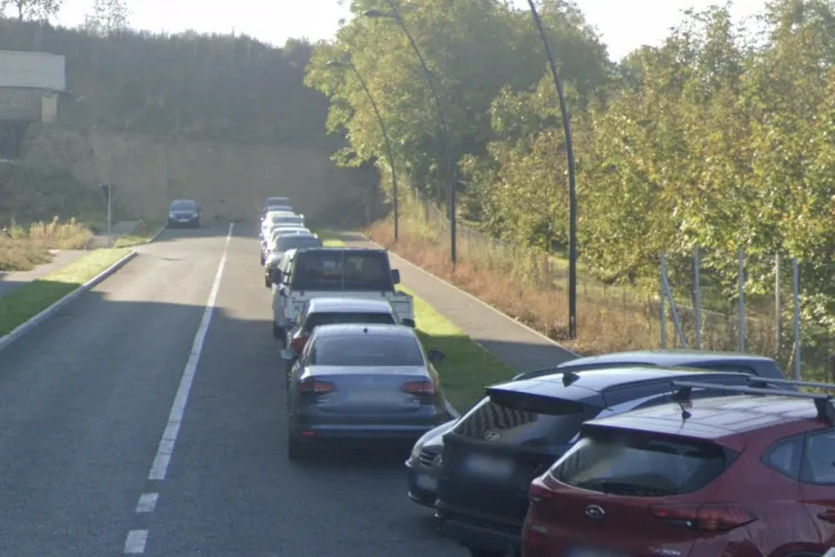 Coșmar zilnic pe o stradă din Cluj! Mașinile parcate ilegal lângă un magazin blochează o bandă întreagă și pun șoferii în pericol