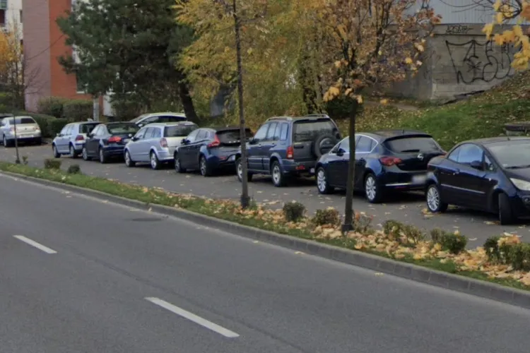 Trotuarele din Zorilor, sufocate de mașini! Clujenii explodează: „Suntem obligați să mergem pe stradă, e un pericol uriaș!”