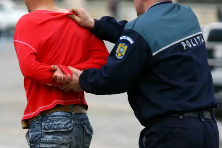 Patru tineri care au furat carburant dintr-un camion, reținuți după o urmărire ca în filme: Polițiștii au tras cu arma pentru a-i opri 