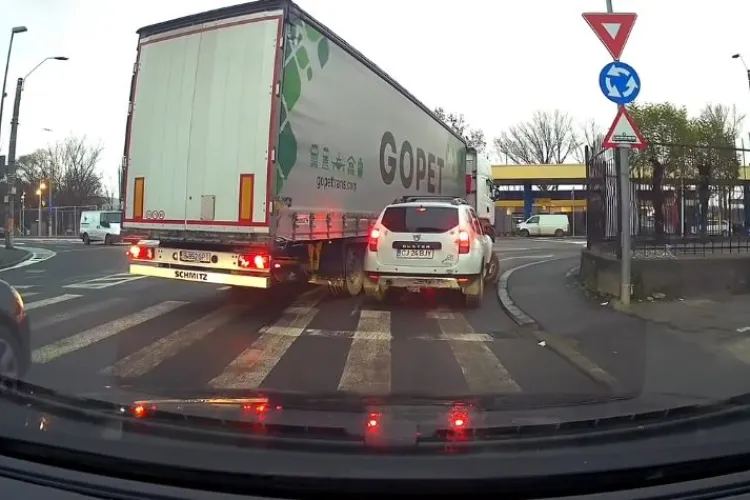 VIDEO. Un sens giratoriu prost marcat din Cluj-Napoca favorizează accidentele. Cum a lovit un TIR o Dacia Duster 