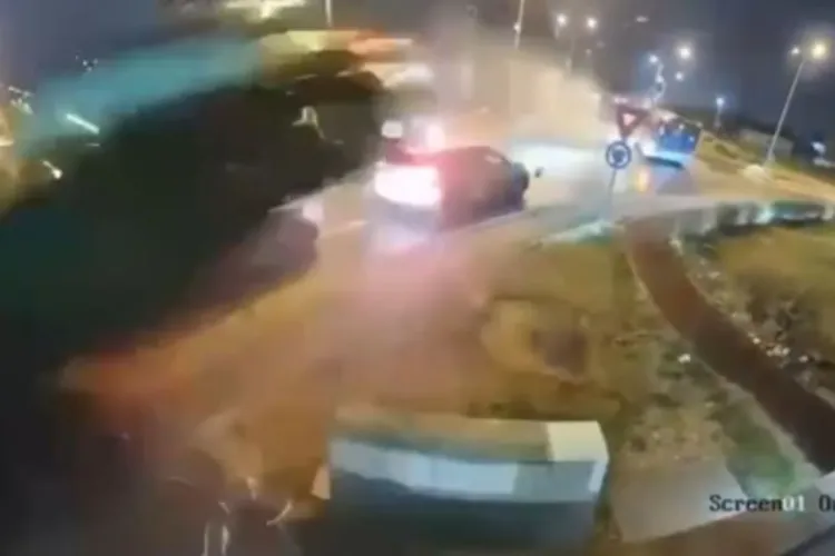 Accident ca-n filmele Fast and Furious: O mașină a zburat peste sensul giratoriu și a aterizat în curtea unei benzinării. Ce s-a întâmplat cu șoferul