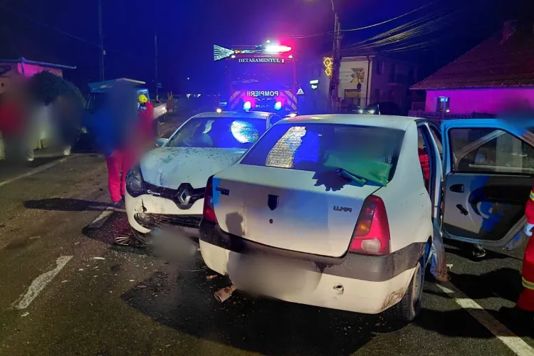 Grav accident în Cluj!  Două mașini s-au ciocnit violent! Un bărbat de 30 de ani a rămas blocat în mașină. Pompierii au intervenit de urgență